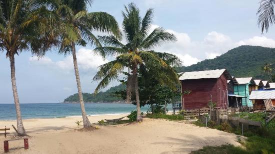 Beachfront Hut Upstairs Astra - Beach Shack Chalet Kampong Juara Экстерьер фото