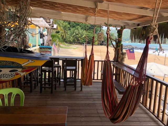 Beachfront Hut Upstairs Astra - Beach Shack Chalet Kampong Juara Экстерьер фото