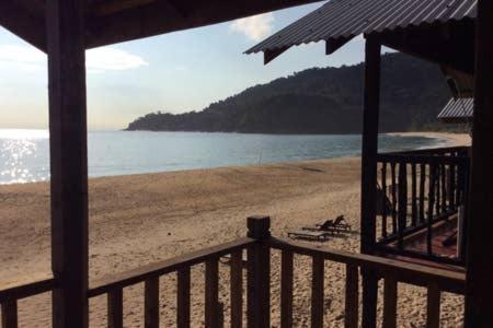 Beachfront Hut Upstairs Astra - Beach Shack Chalet Kampong Juara Экстерьер фото