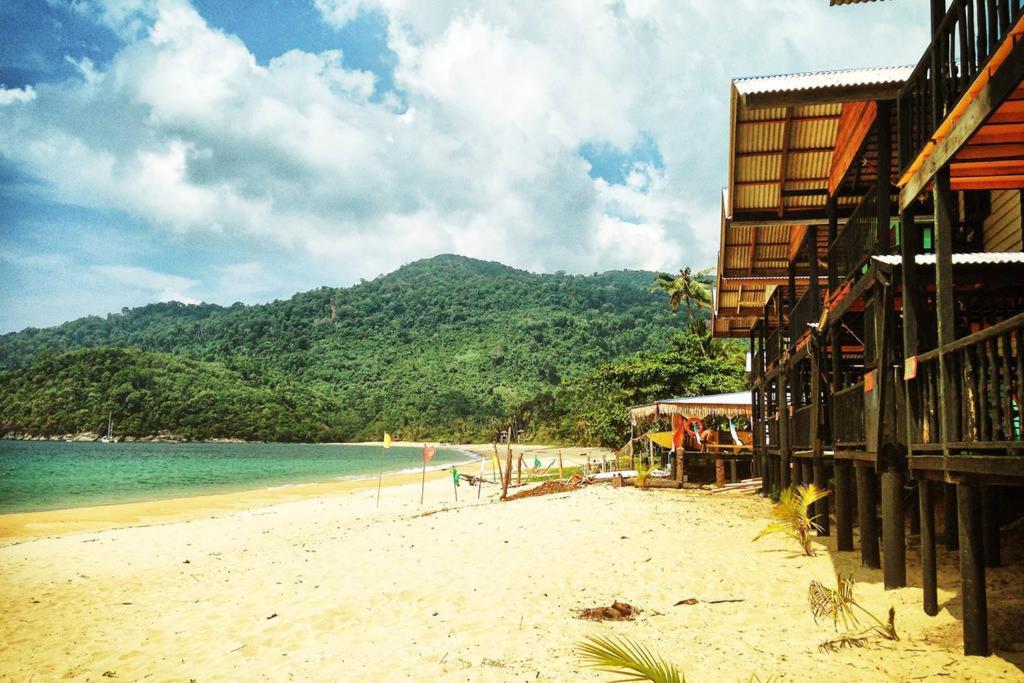 Beachfront Hut Upstairs Astra - Beach Shack Chalet Kampong Juara Экстерьер фото