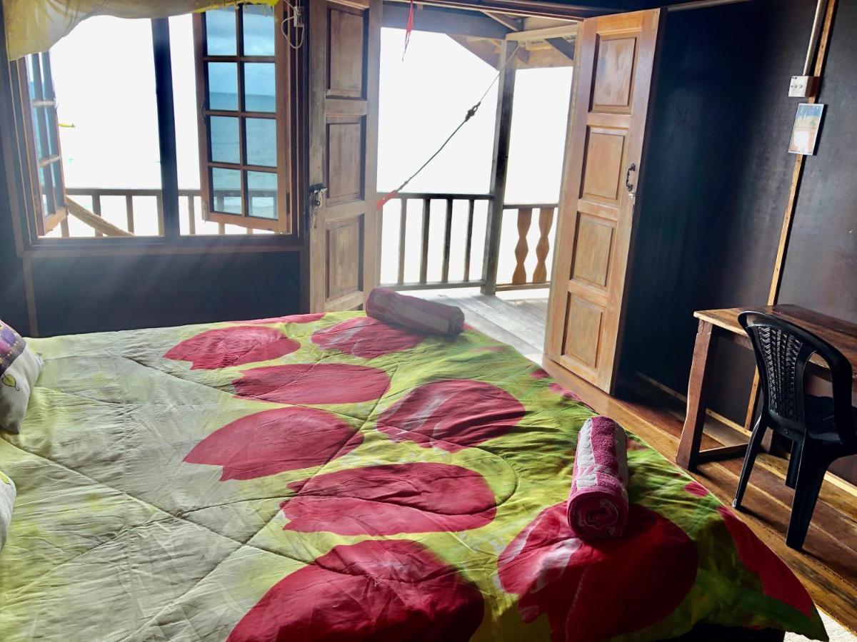 Beachfront Hut Upstairs Astra - Beach Shack Chalet Kampong Juara Экстерьер фото