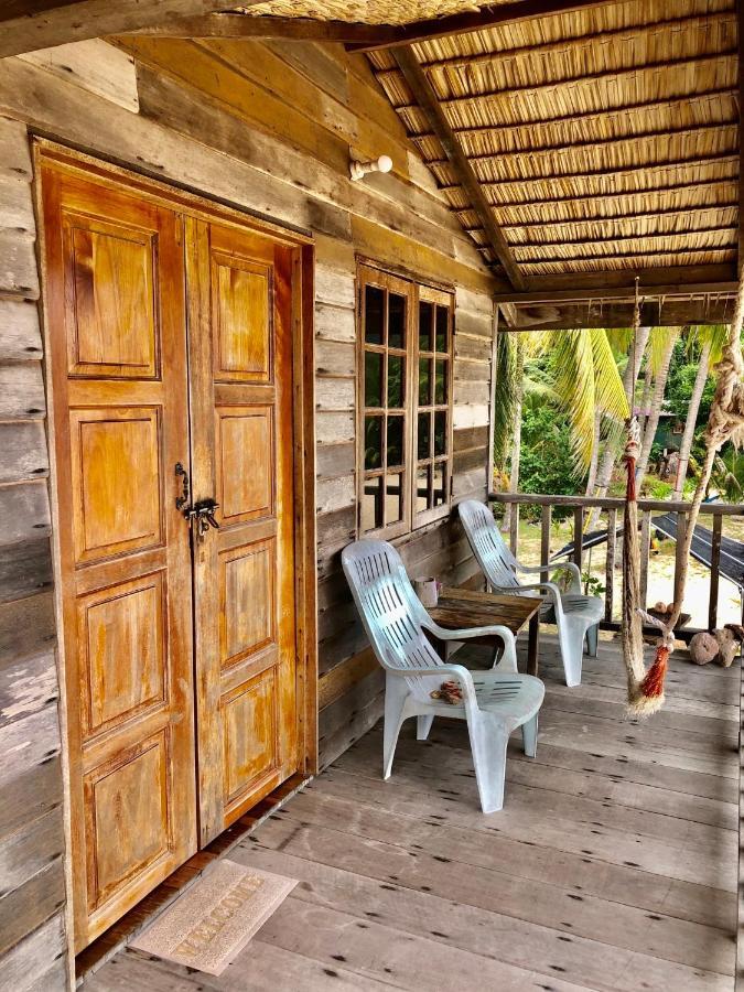 Beachfront Hut Upstairs Astra - Beach Shack Chalet Kampong Juara Экстерьер фото