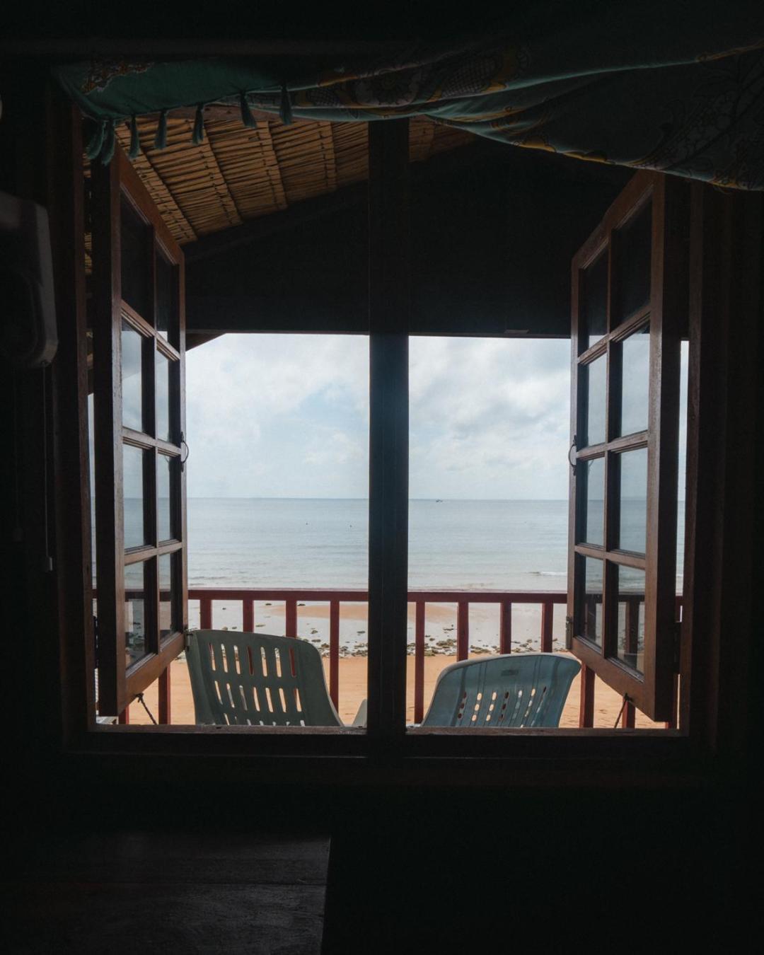 Beachfront Hut Upstairs Astra - Beach Shack Chalet Kampong Juara Экстерьер фото