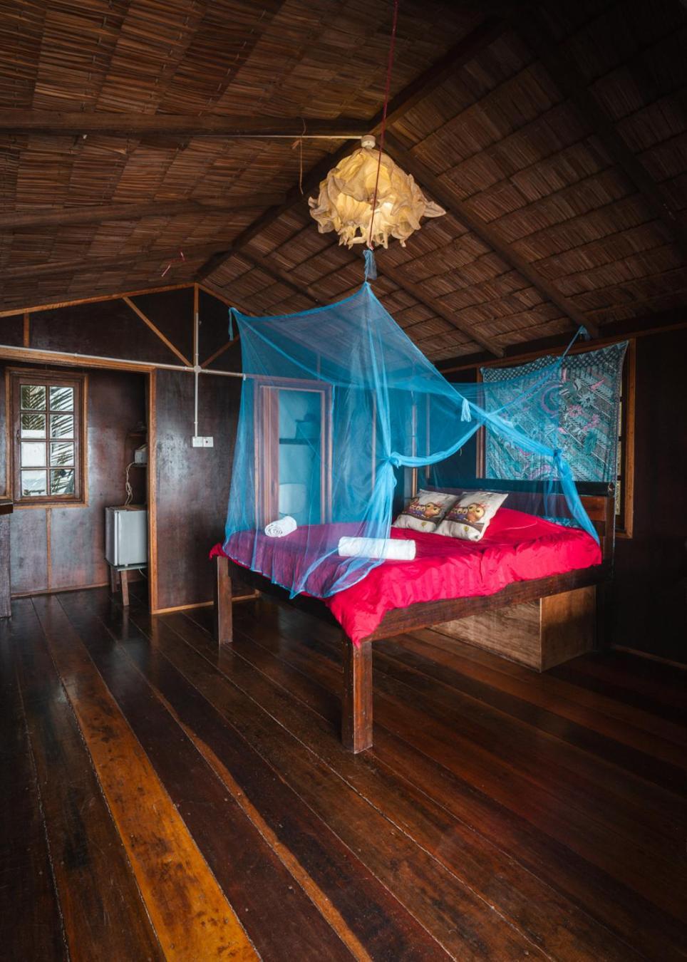 Beachfront Hut Upstairs Astra - Beach Shack Chalet Kampong Juara Экстерьер фото